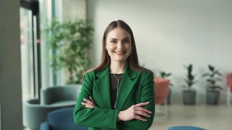 Retrato-De-Una-Hermosa-Joven-Vestida-De-Negocios-Mirando-A-La-Cámara-Y-Sonriendo