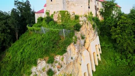 Fesselnde-4K-Drohnenaufnahmen-Von-Schloss-Borl,-Einem-Historischen-Juwel-Mit-Einer-Eindringlichen-Vergangenheit-Als-Gestapo-Gefängnis-Im-Zweiten-Weltkrieg