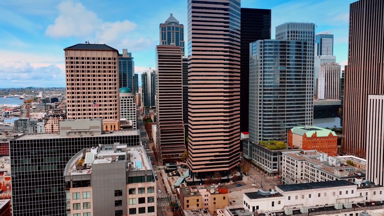 Edifici in stile antico e moderni grattacieli nel centro di Seattle, Stato di Washington, USA. Drone che sale lungo la splendida architettura.