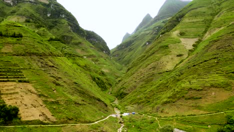 Luftaufnahmen-Zeigen-Ein-Tiefes,-üppiges-Grünes-Tal-In-Den-Bergen-Nordvietnams