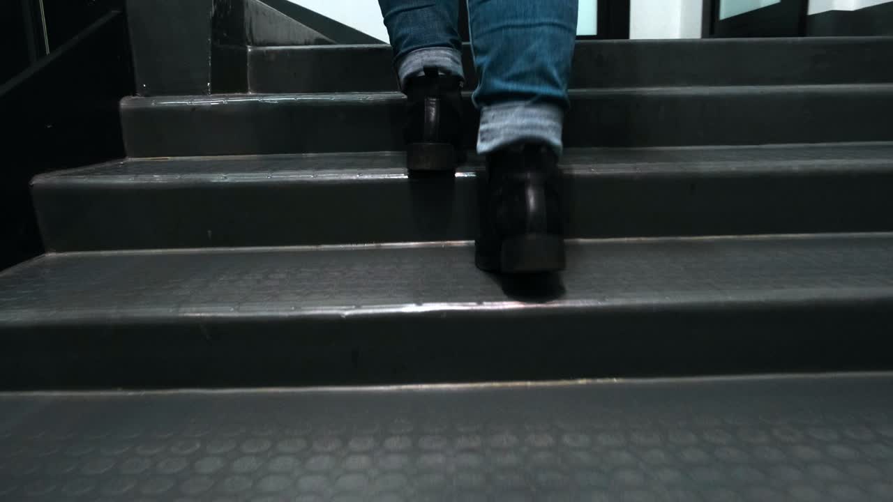 계단을 올라가는 사람