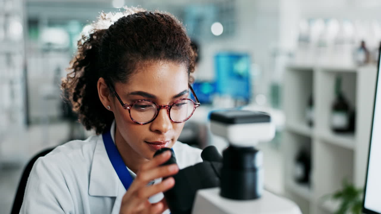 Scienziato che utilizza un microscopio in un laboratorio