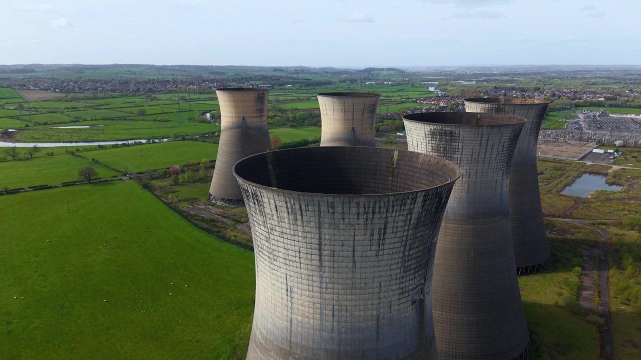 Vista aerea dall'alto delle torri di raffreddamento di una centrale elettrica abbandonata a Willington