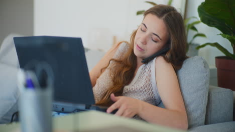 Mujer-De-Negocios-Ocupada-Hablando-Por-Teléfono