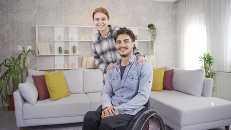 un hombre discapacitado y su novia son felices en casa. amistad sincera.