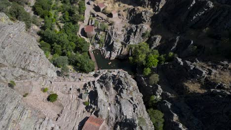 Tiefes-Tal-Mit-Natürlichem-Pool-Bei-Penha-Garcia