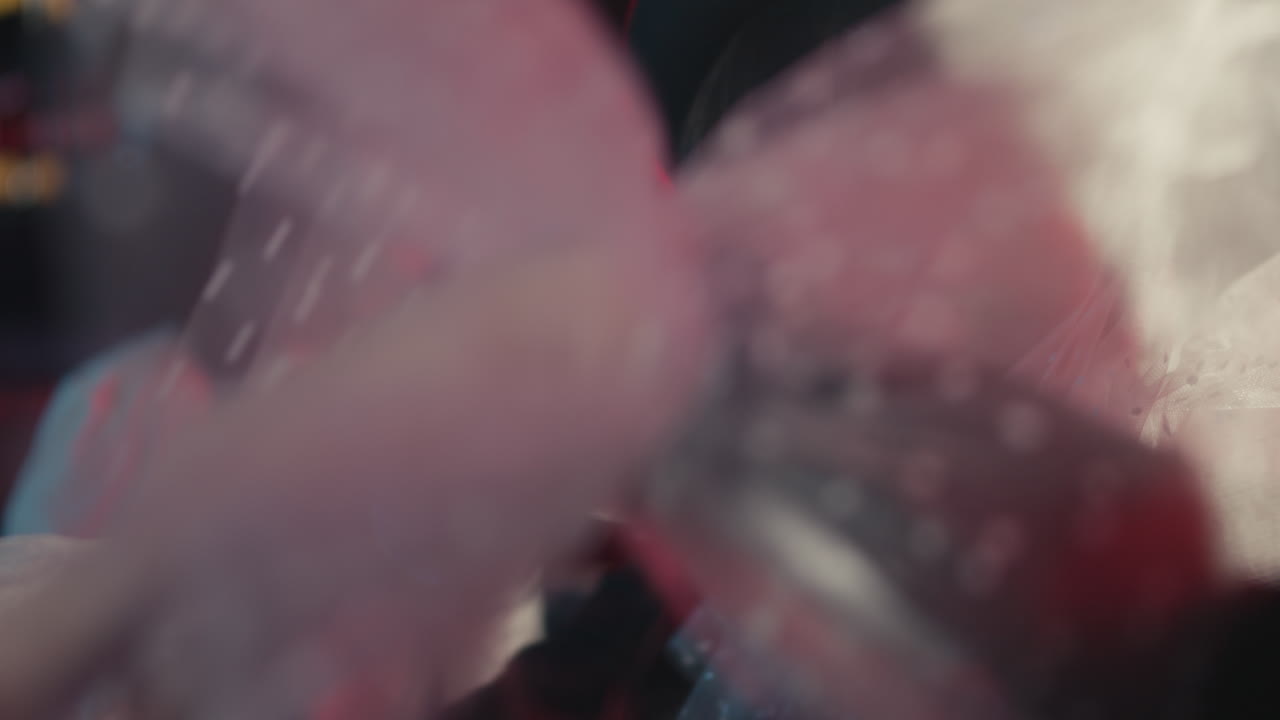 una vista de cerca de una joven bailando.