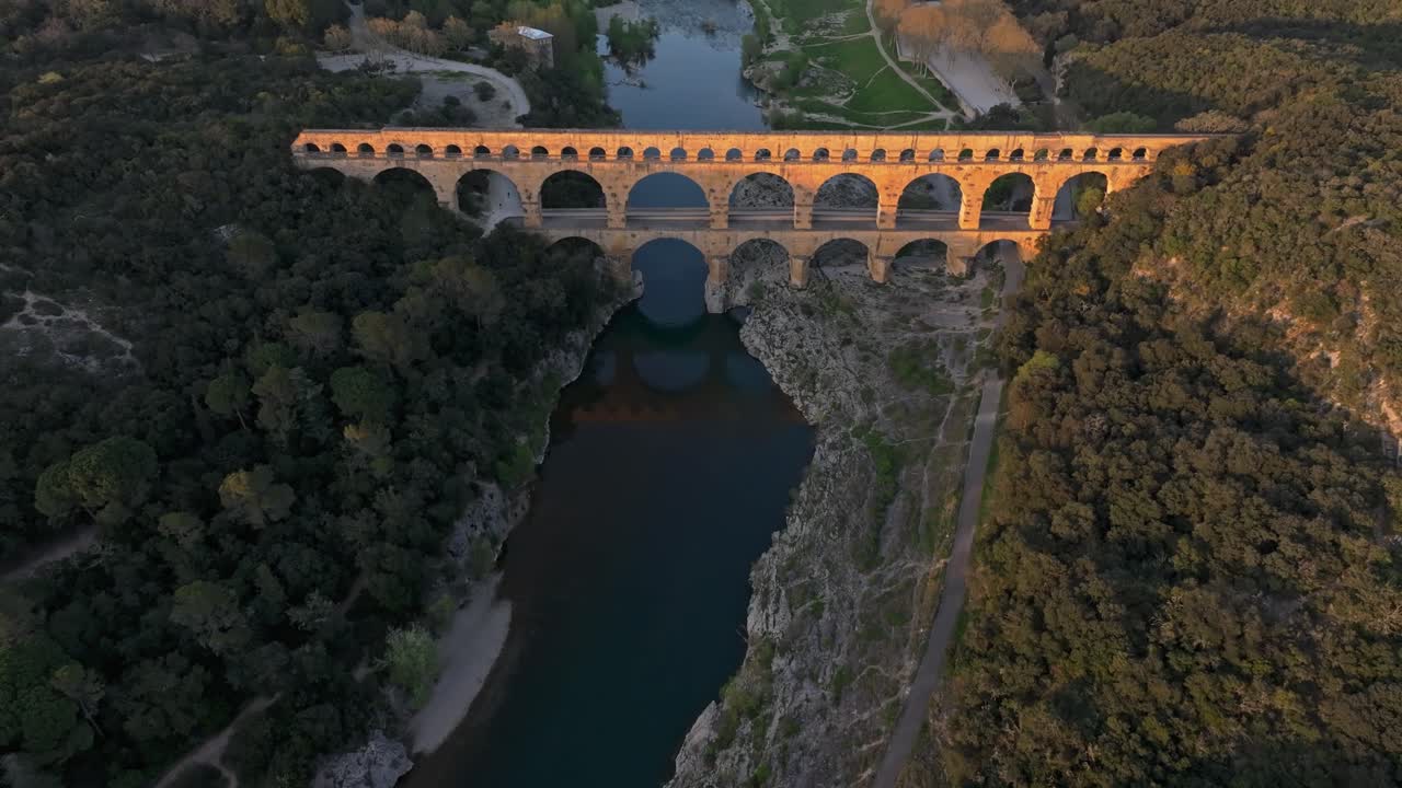 Vista aerea del Pont du Gard, il ponte acquedotto romano più alto del mondo