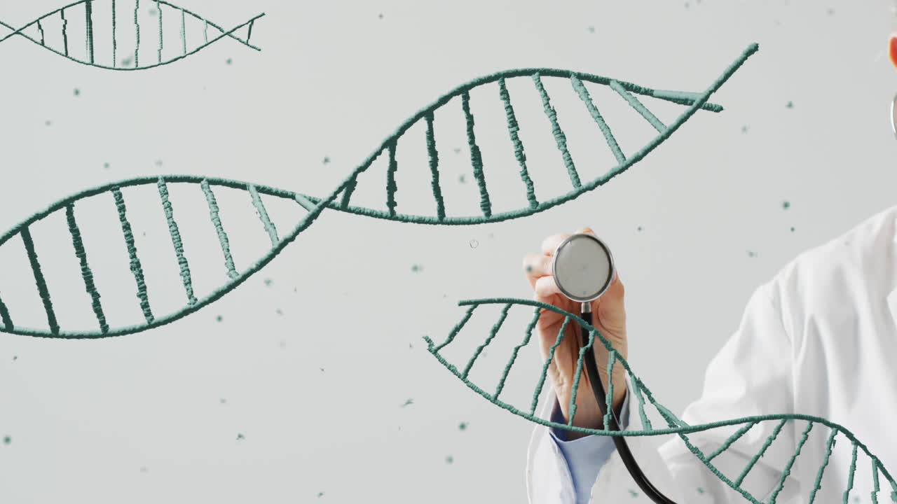 animación de cadenas de adn que se mueven sobre la mano de un médico caucásico que sostiene un estetoscopio sobre un fondo gris