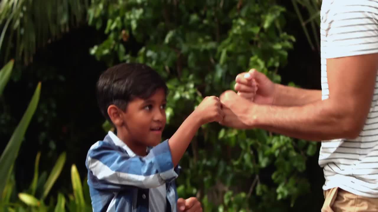 padre e hijo jugando entre sí