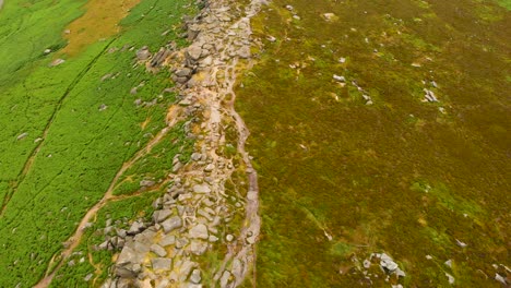 Vista-Aérea-De-Pájaro-Sobre-El-Borde-Rocoso-De-Stanage-Intacto-Peak-District-Terreno-Escarpado-De-Piedra-Arenisca