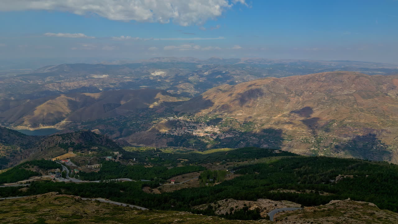 vista aérea del hermoso paisaje con vistas a las montañas, valles y edificios rurales en españa, andalucía en un soleado y cálido día de verano