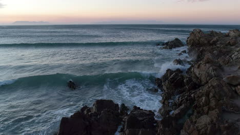 Brechende-Wellen-Auf-Den-Felsen-Am-Rooi-Els-Beach-In-Westkap,-Südafrika