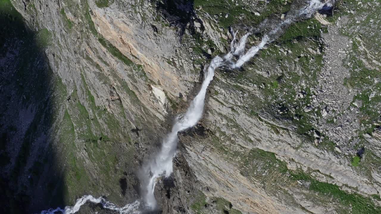 cascata di stroppia y lago niera, agua corriendo por el terreno rocoso, vista aérea