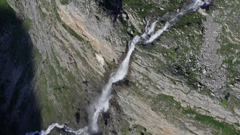 Cascada-Stroppia-Y-Lago-Niera,-Agua-Corriendo-Por-Terreno-Rocoso,-Vista-Aérea