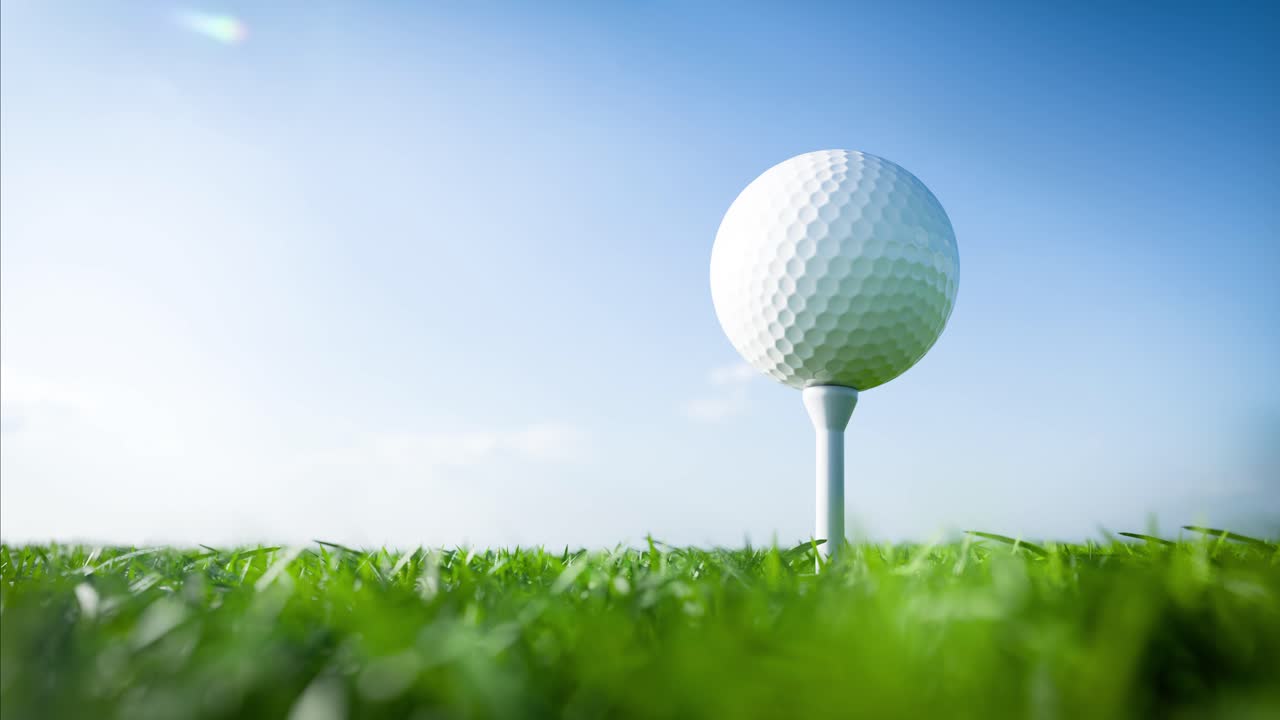 Golfbal op een tee in groen gras tegen een blauwe lucht