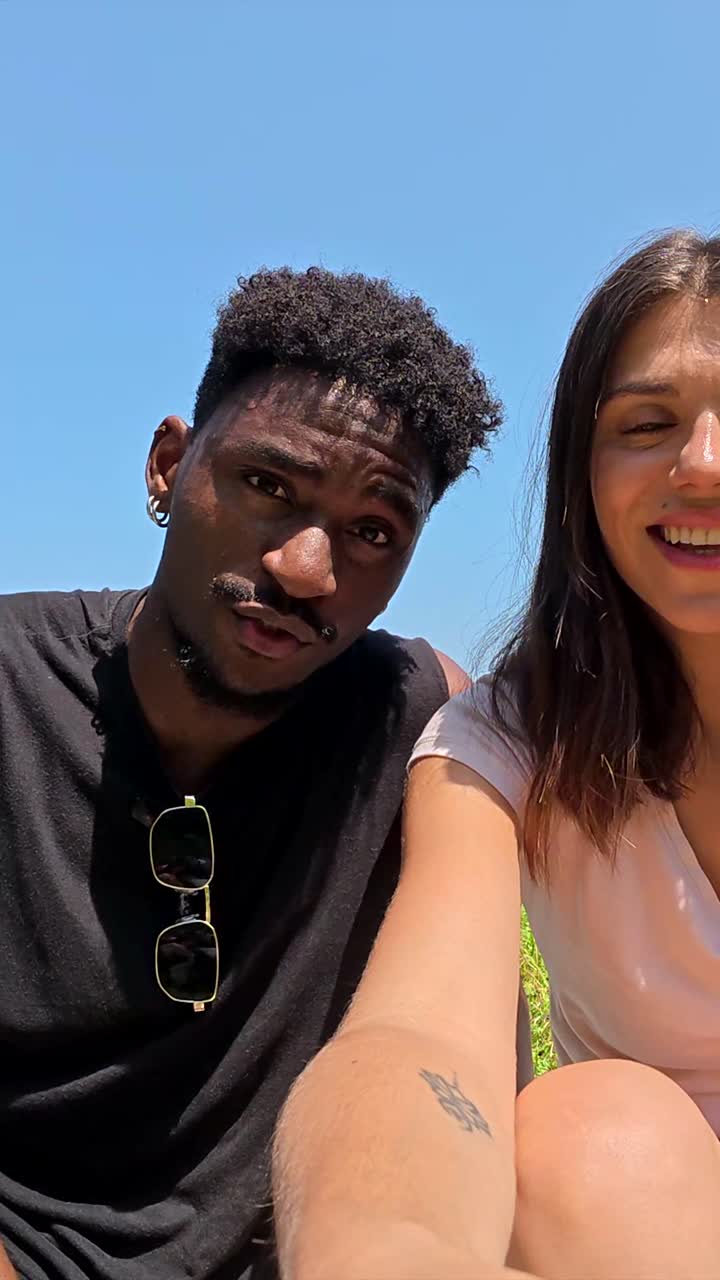 Selfie de um homem e uma mulher perto do oceano