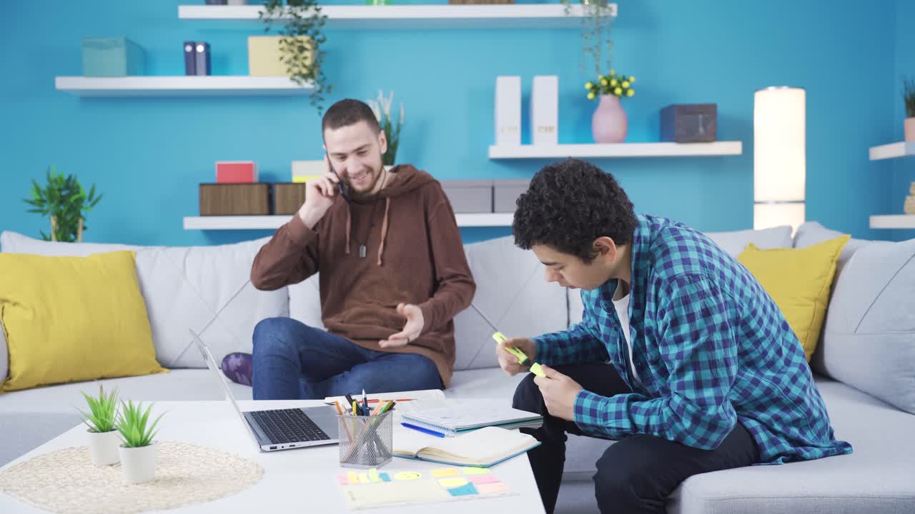 los hermanos no se llevan bien en casa. rivalidad entre hermanos.