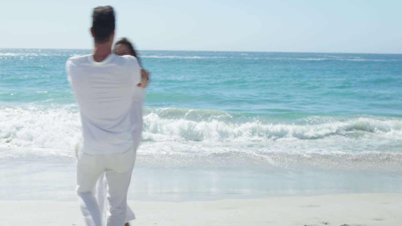 함께 놀고 있는 미소 짓는 부부