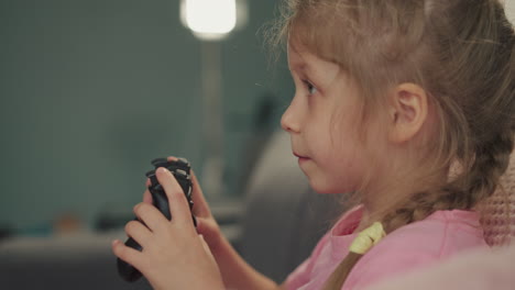 Chica-Enfocada-Con-Trenzas-Juega-Videojuegos-Sosteniendo-La-Consola