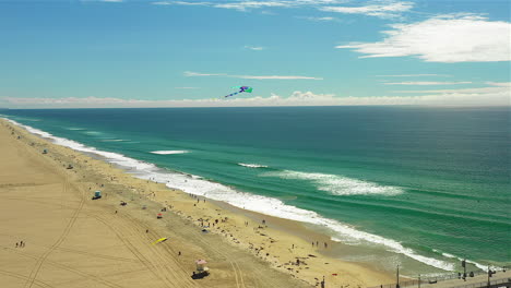 Drohnenaufnahmen-Eines-Drachens,-Der-über-Einen-Strand-Fliegt