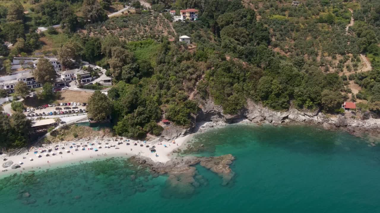 Splendida vista drone di una spiaggia di sabbia bianca con acqua turchese a Pelion, Grecia.