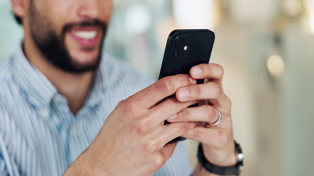 Uomo che utilizza uno smartphone