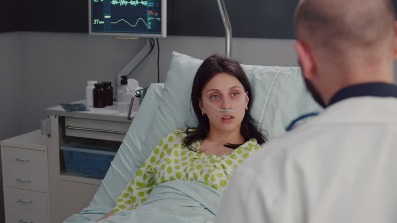 primer plano de una mujer enferma con tubo de oxígeno nasal descansando en la cama