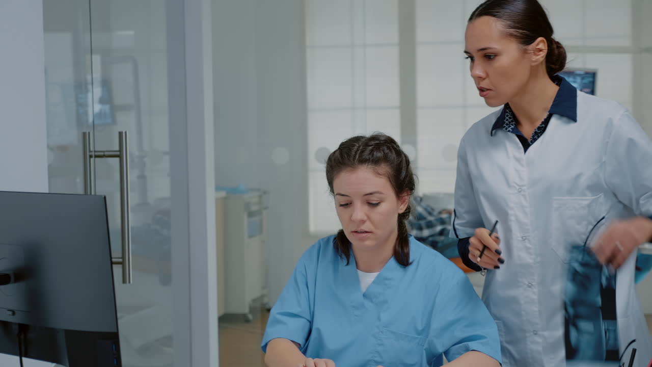 equipo estomatológico de médicos que analizan las radiografías dentales