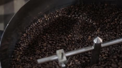 granos de café en una máquina de tostar