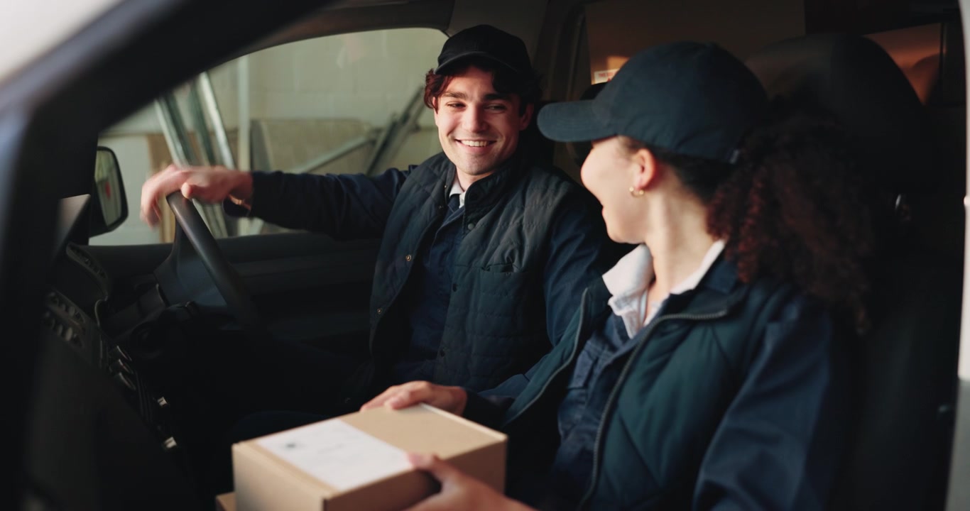 Motoristas de entrega celebrando o sucesso com um toque de punhos em sua van