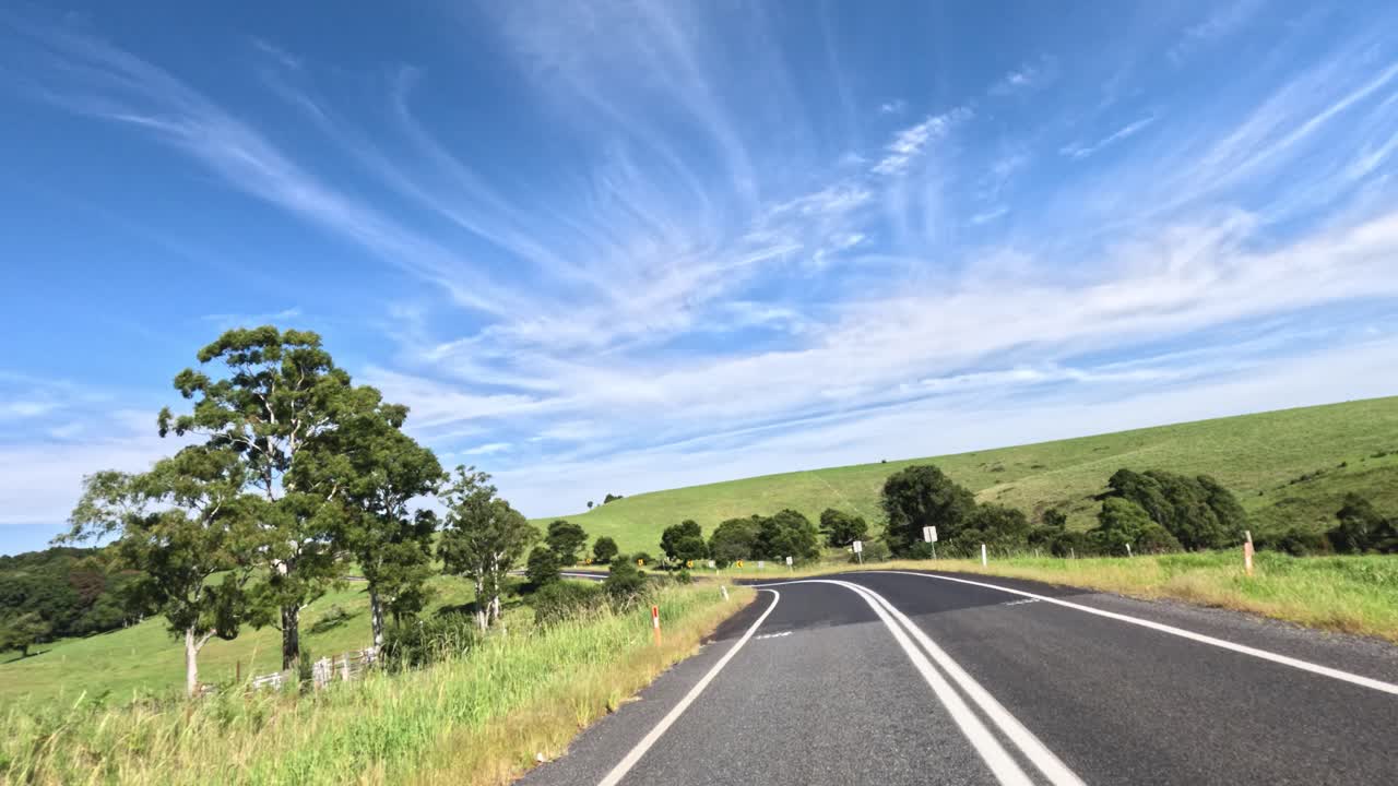 이 나는 날에 울창한 시골 지역을 여행하는 것