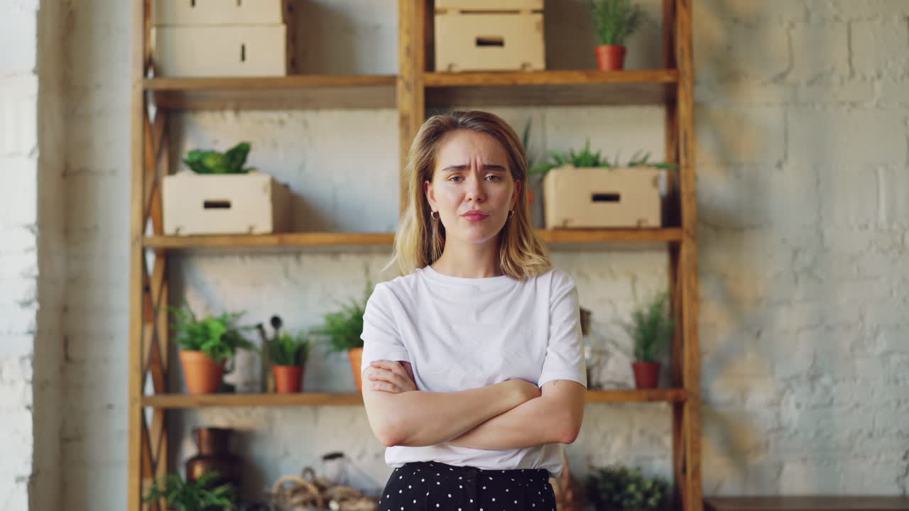 mujer pensativa en una habitación