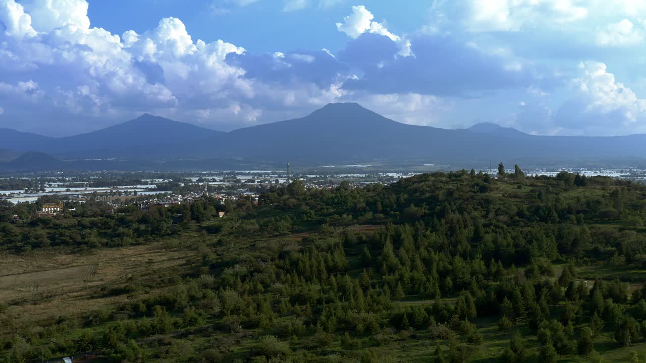 antena: ciudad de tangancicuaro, mexico, bosque, nubes, montañas