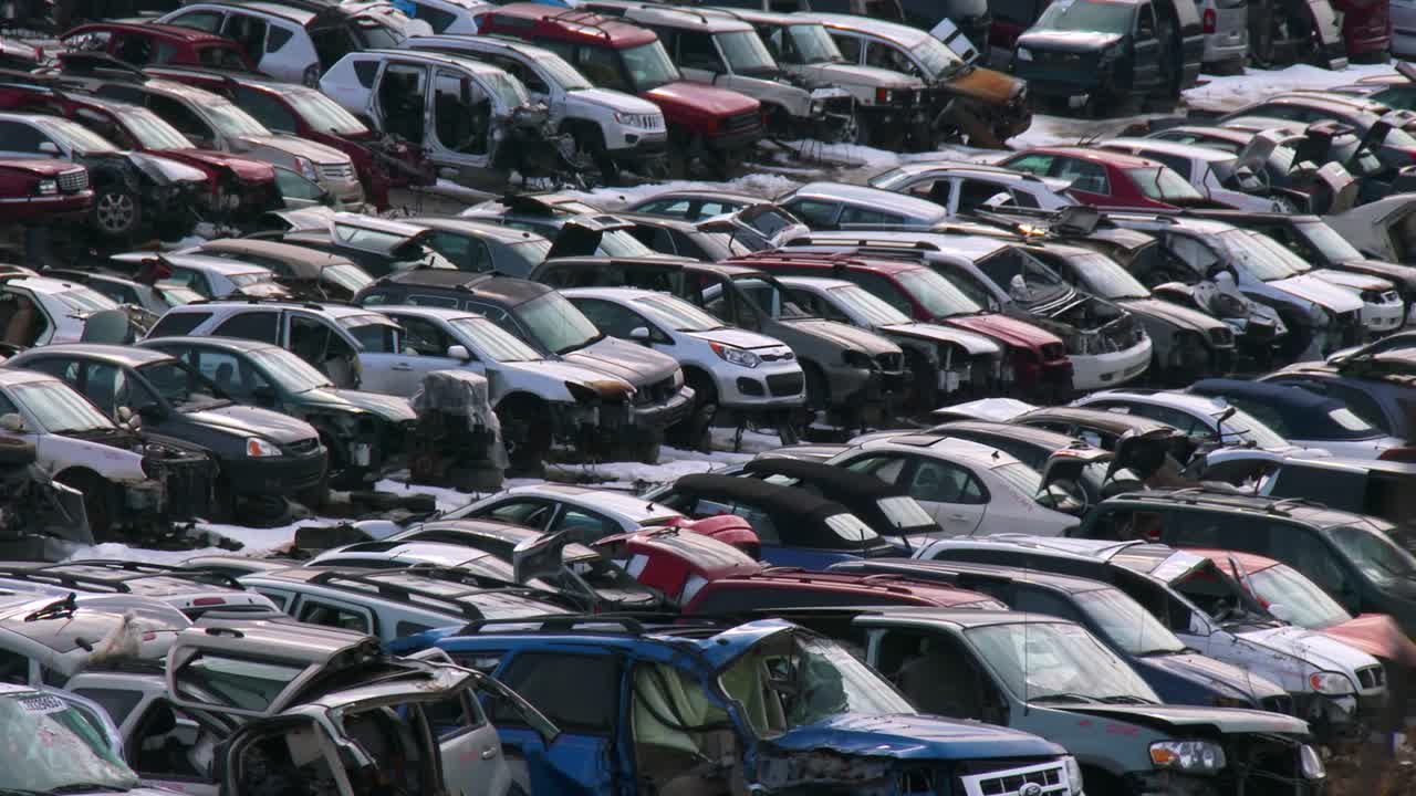 자동차는 눈 속의 폐차장에 줄지어 앉아 있다 3