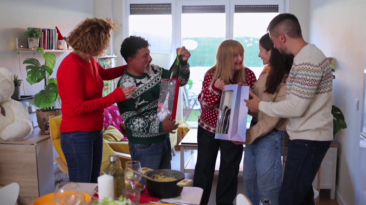 Familie udveksler julegaver i en hyggelig stue