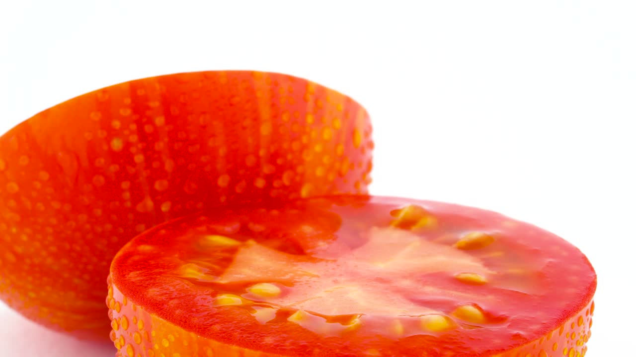 색 배경에 고립 된 회전 테이블에서 천천히 회전하는 반 은 지구 줄무 토마토의 슈퍼 매크로.