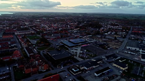 Luftflug-über-Der-Ystad-Arena-In-Der-Abenddämmerung-In-Der-Stadt-Ystad,-Schweden-–-Absteigende-Aufnahme