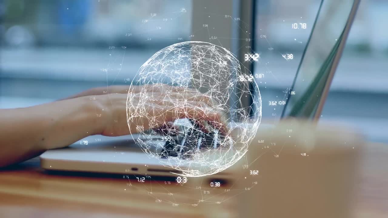 animación del globo de la red de conexiones sobre la sección media de la mujer usando la computadora portátil en un café