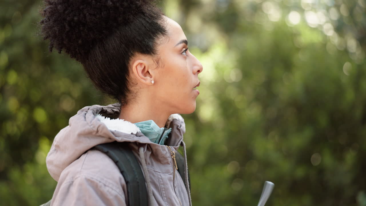 mujer caminando, bosque bebiendo botella de agua
