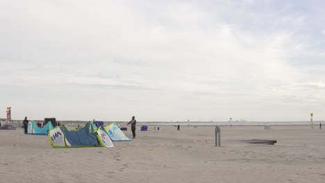 Kitesurfer-überprüfen-Ihre-Ausrüstung-Am-Strand-Von-Ijmuiden-Neben-Amsterdam