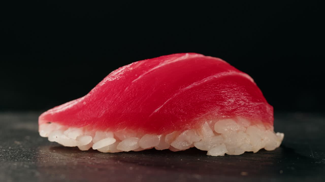 plato de sashimi, restaurante japonés, atún fresco y rebanadas de salmón en un café moderno, comida tradicional, plato de pescado rojo crudo, omega 3.