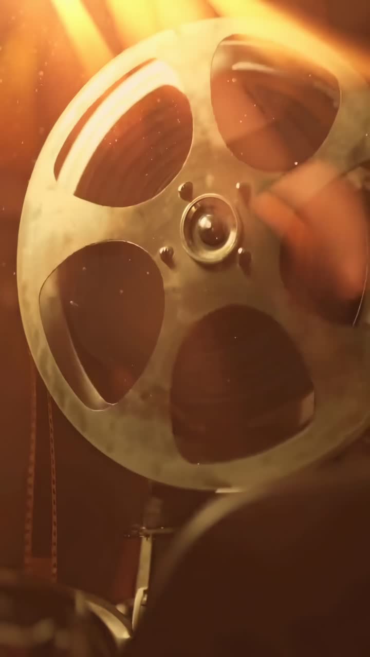 Rolo de filme vintage em tons quentes, capturado de um ângulo baixo, evoca nostalgia de vídeos clássicos