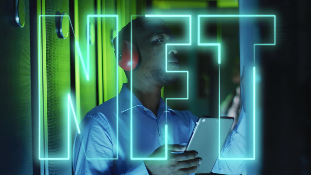 animación de texto nft sobre trabajador afroamericano en la sala del servidor