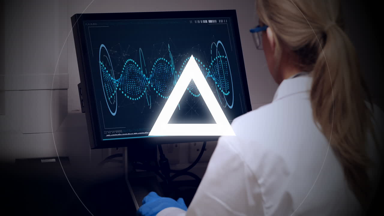 animación del procesamiento de datos sobre una científica caucásica que utiliza una computadora