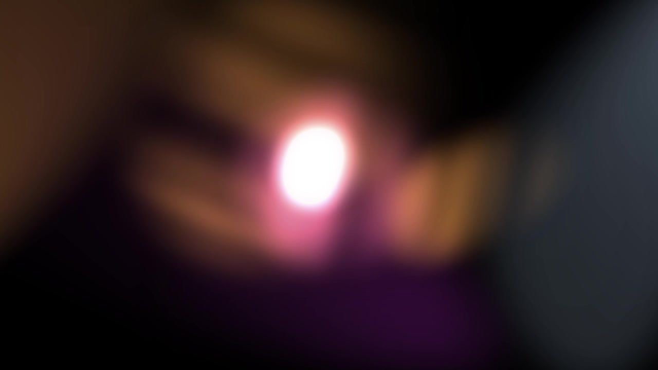 Effetti di luce bokeh dinamici e astratti in movimento su sfondo scuro