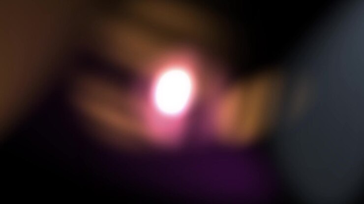 Effetti di luce bokeh dinamici e astratti in movimento su sfondo scuro