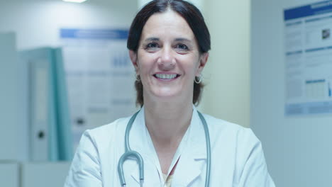 retrato de un médico sonriente