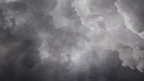 Tormenta,-Relámpagos-En-Las-Nubes-Oscuras