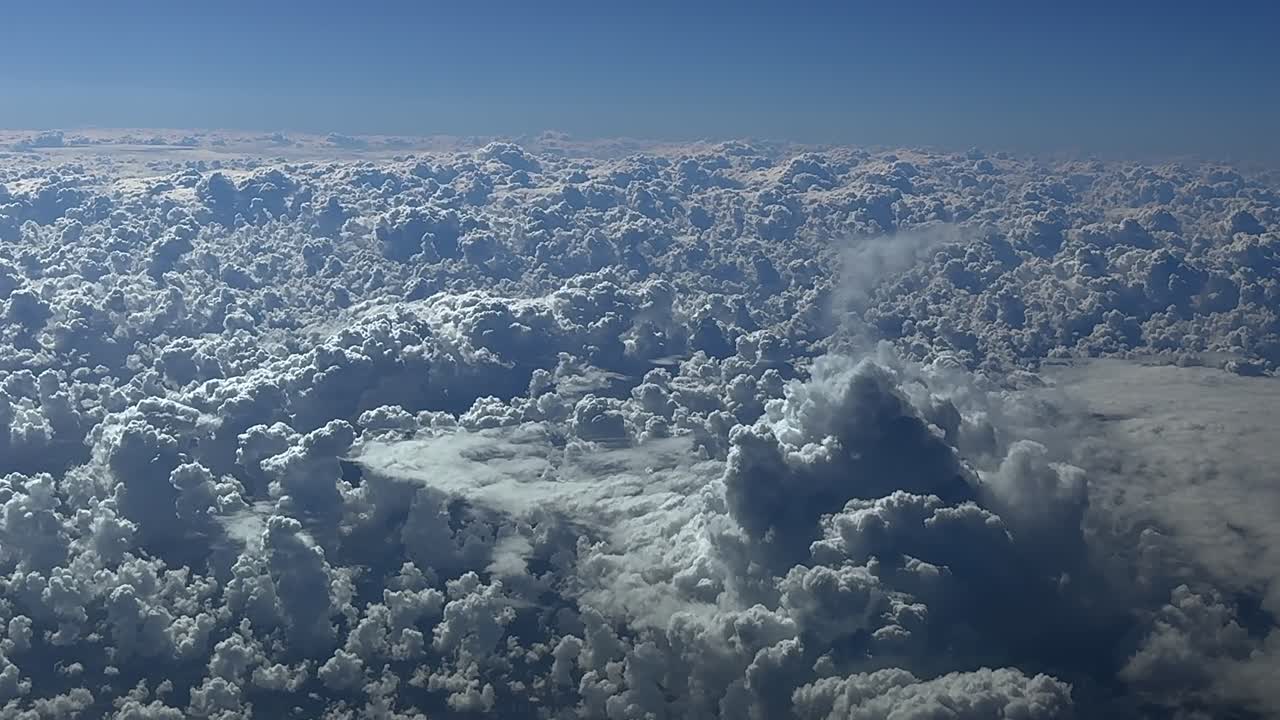 Stratosfærisk flyvning filmet fra et jetcockpit under flyvning i den øvre atmosfære over et endeløst hav af stormskyer